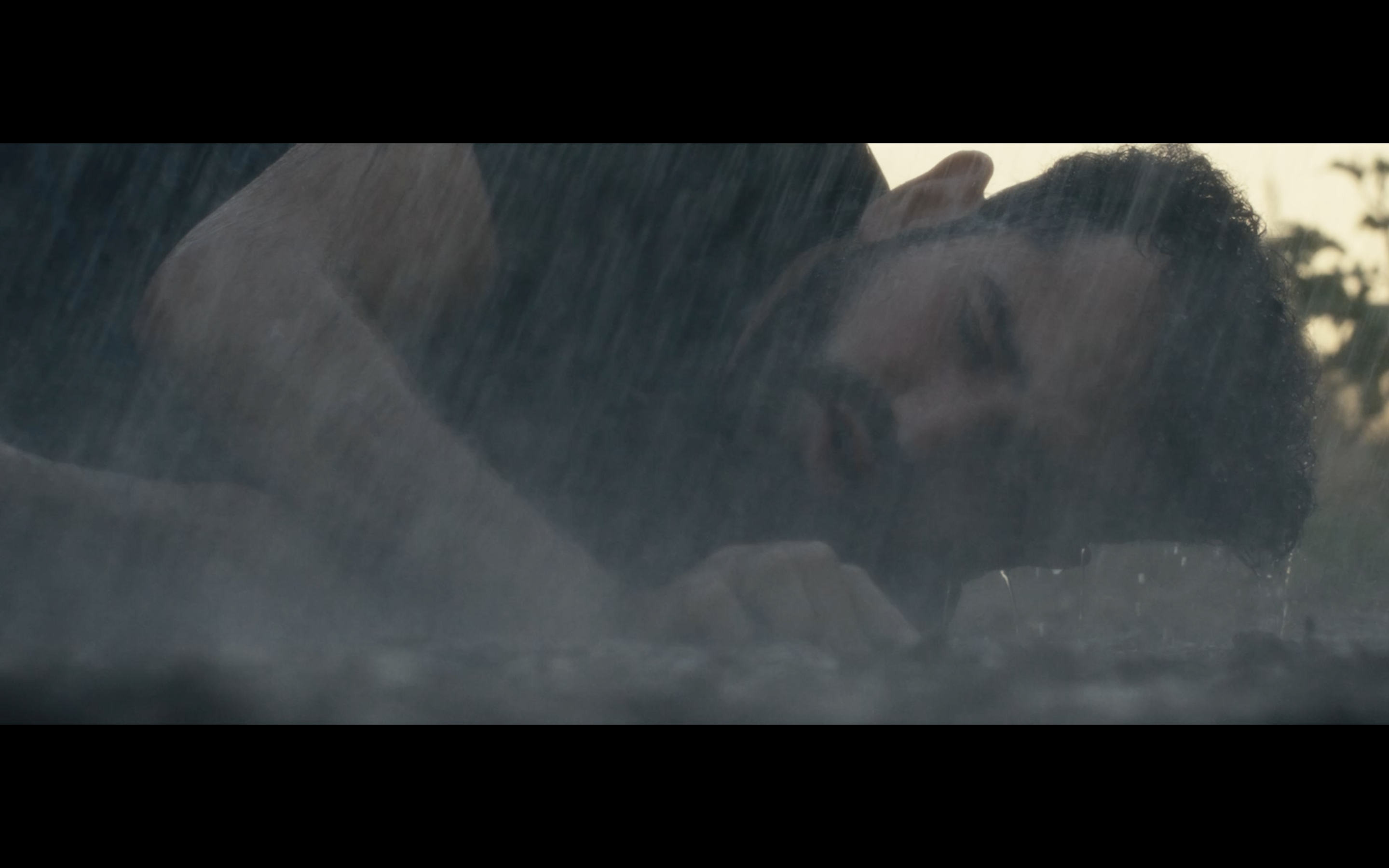 Kavanoz — A man lying on the ground behind a translucent foreground.