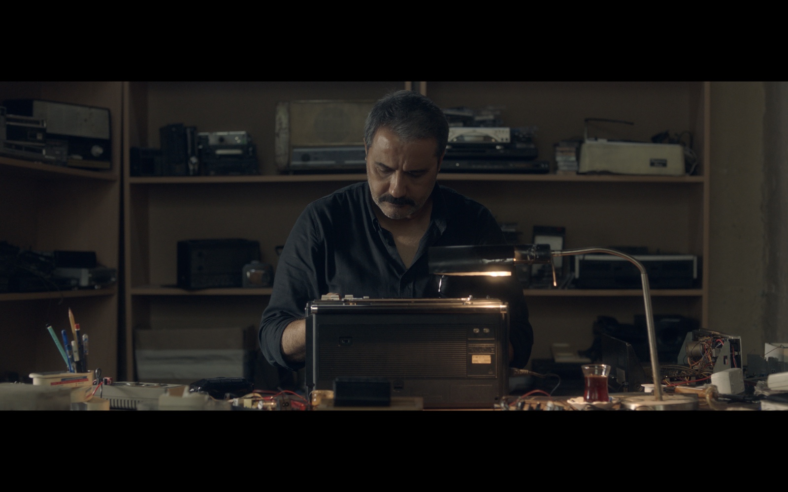 Radyo Günleri — A man working on a radio at a repair bench.