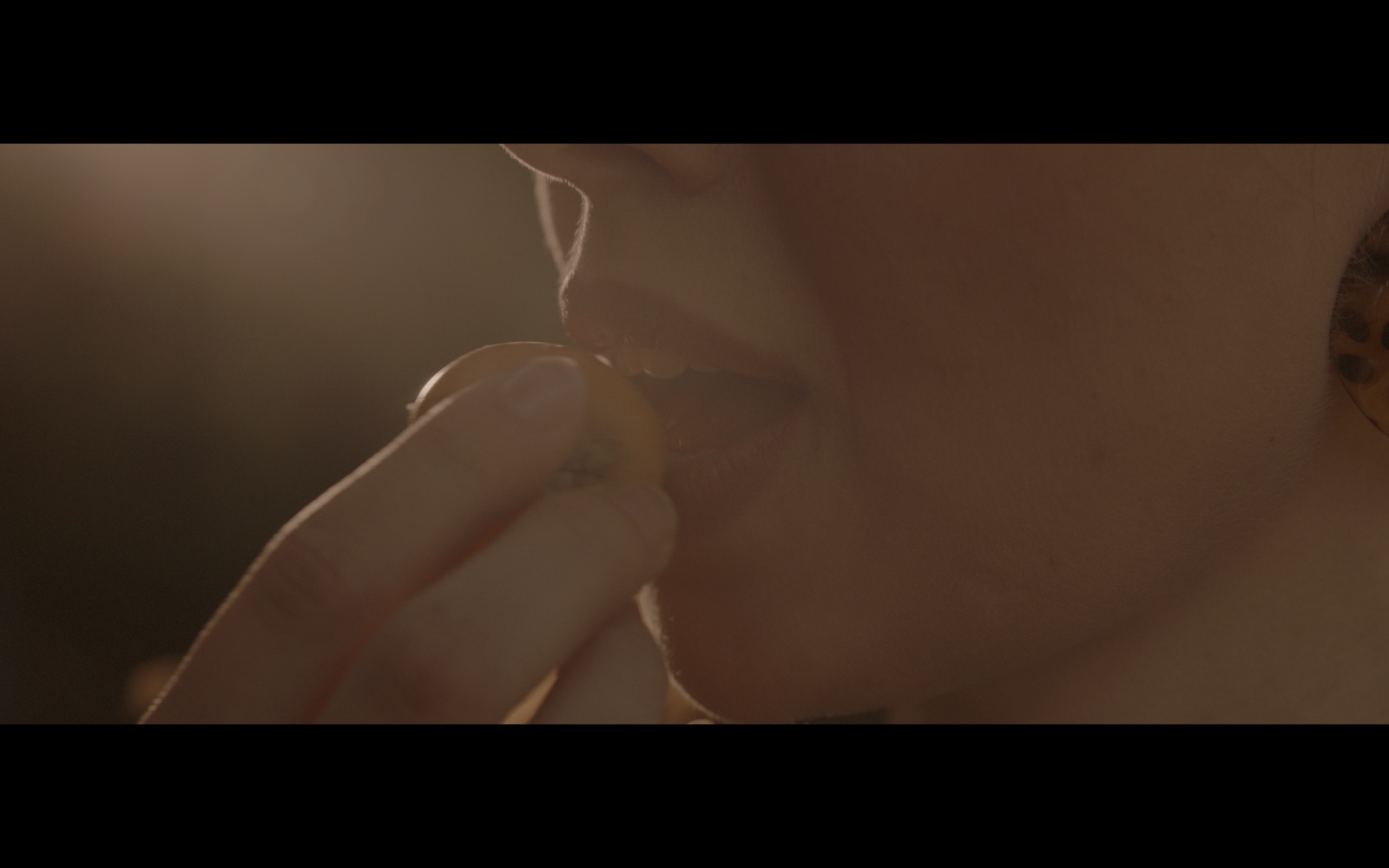 Radyo Günleri — Close-up of a hand touching a woman’s lips.