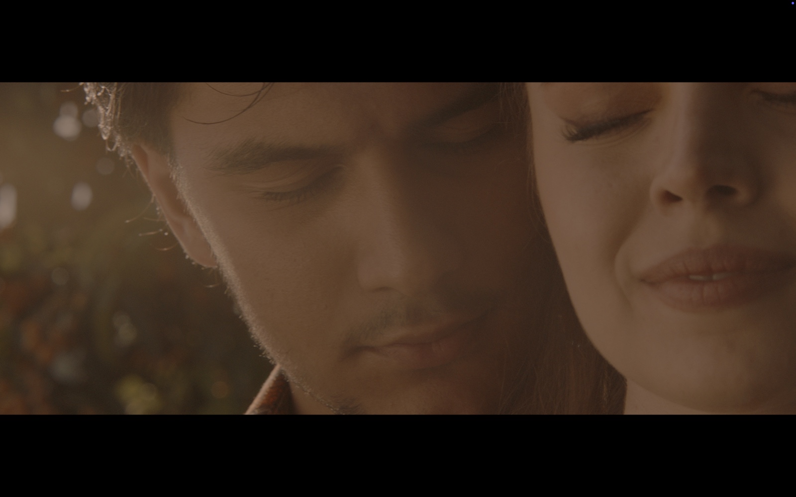 Radyo Günleri — A man and a woman in a close embrace.